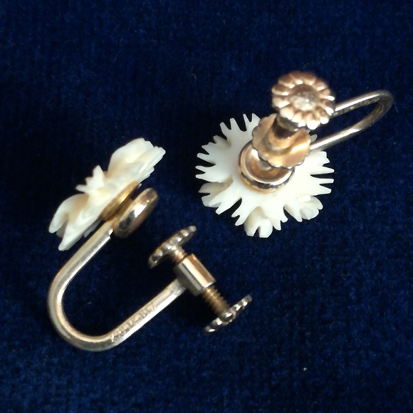 Vintage Krementz Carved Daisy Screwback Earrings - Picture 4 of 6